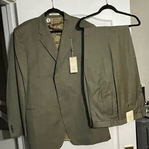 ZIGNONE Olive 2 pc suit never worn